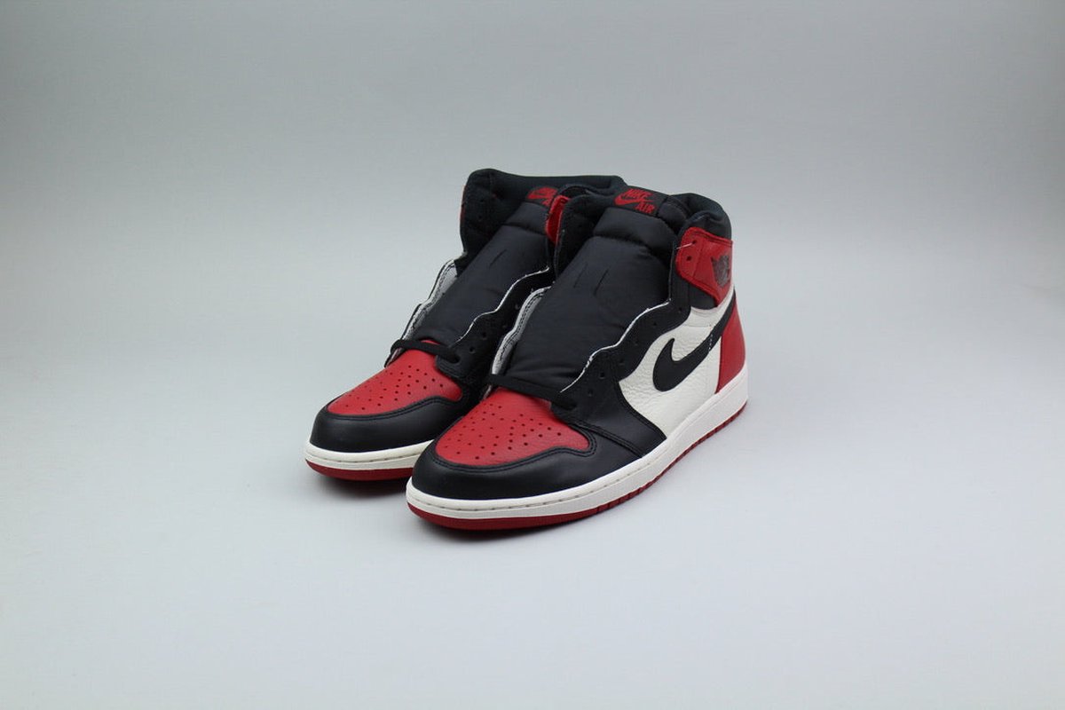Nike Air Jordan 1 Retro High OG 'Bred Toe' (2018)