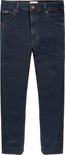 Donkerblauwe Wrangler jeans, staand, voorkant.