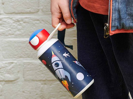 Enfant tenant une gourde blanche avec un imprimé spatial : fusée, astronaute, planètes.