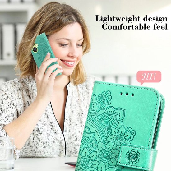 Vrouw met een groen telefoonhoesje met mandala bloemen reliëfontwerp aan de telefoon.