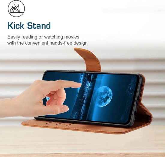 Bruin telefoonhoesje met stikseldetails, opengeklapt in stand-modus, met een hand die het scherm aanraakt. "Kick Stand".