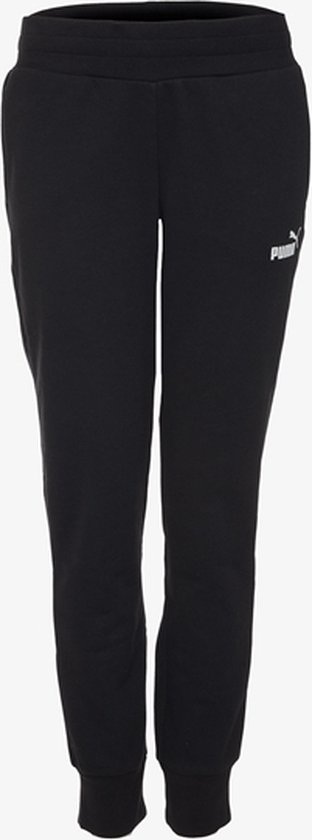 Zwarte PUMA sweatbroek met wit PUMA logo op de linker broekspijp. Rechte pijpen met elastische boorden.