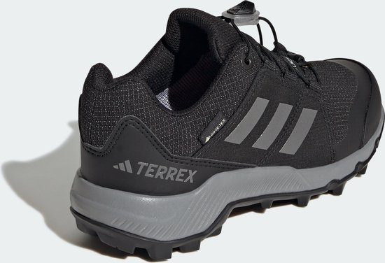 Zwarte kinderschoen met GORE-TEX en Terrex-logo op de hiel. Grijze zool.