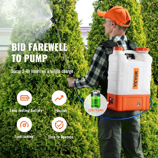 Man met VEVOR sproeier op zijn rug in een tuin, sproeit struiken.