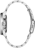 Zilverkleurig Seiko horloge met metalen band, profielaanzicht.
