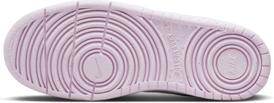 Onderkant van een lichte sneakerzool met roze cirkelvormige patronen en Nike-logo.