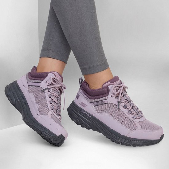 Paar paarse lage wandelschoenen gedragen door een model, met grijze legging.