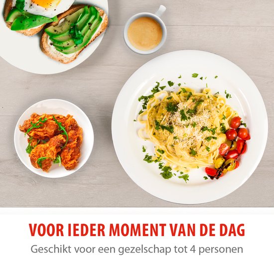 Een gevuld bord met pasta, gefrituurde kip op een apart bord en toast met avocado en een ei.