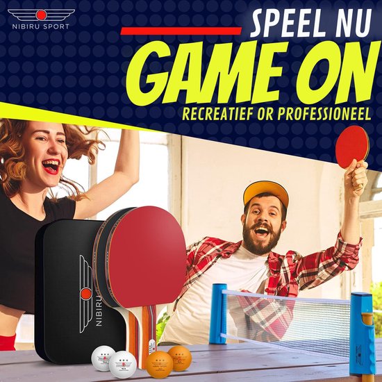 Een lachende vrouw met opgeheven armen en een lachende man met tafeltennisbatje en bal. Inclusief 2 batjes, 3 ballen en een net.