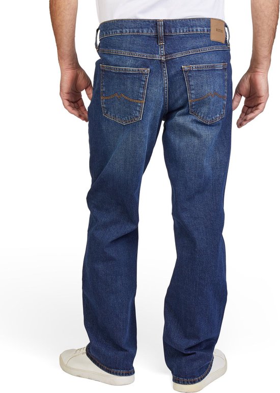 Achterkant man in blauwe jeans, rechte pijpen, oranje stiksels en Mustang label.