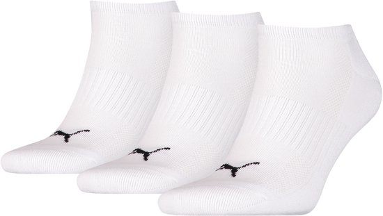Drie witte Puma sneakersokken met zwarte Puma logo's op de neus. Mesh ventilatie aan de zijkant.