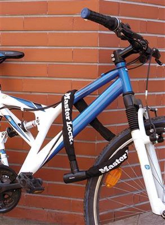 Blauwe fiets met een zwarte Master Lock kettingslot om het frame.