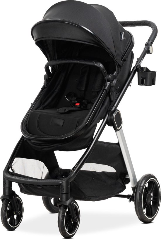 Zwarte kinderwagen met zilverkleurig frame en grote kap.