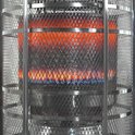 Zicht op de brander van een terrasverwarmer met helder oranje en blauwe vlammen achter een metalen gaas.