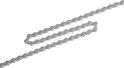 Zilverkleurige 114-schakel ketting, S-vormig, op een witte achtergrond.