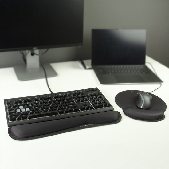 Zwarte ergonomische polssteun voor een toetsenbord en een zwarte muismat met polssteun, geplaatst op een bureau naast een computer.