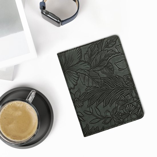 kwmobile e-reader hoesje geschikt voor Amazon Kindle Paperwhite (2024)/Colorsoft hoes - E reader flip case met magneetsluiting - Ereader cover - Bloemen in reliëf design in groen — afbeelding 4