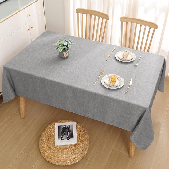 Rechthoekig wasbaar polyester tafelkleed met jacquard tafellinnen ornamenten. Het Rechthoekig wasbaar polyester tafelkleed met jacquard tafellinnen ornamenten. Het