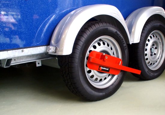 Rode DoubleLock compacte wielklem met sleutel op een dubbelas trailer.