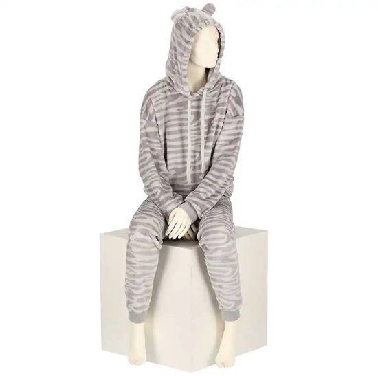 Grijs fleece loungewear set met capuchon en zebraprint, met oortjes op de capuchon, zittend op een witte kubus.