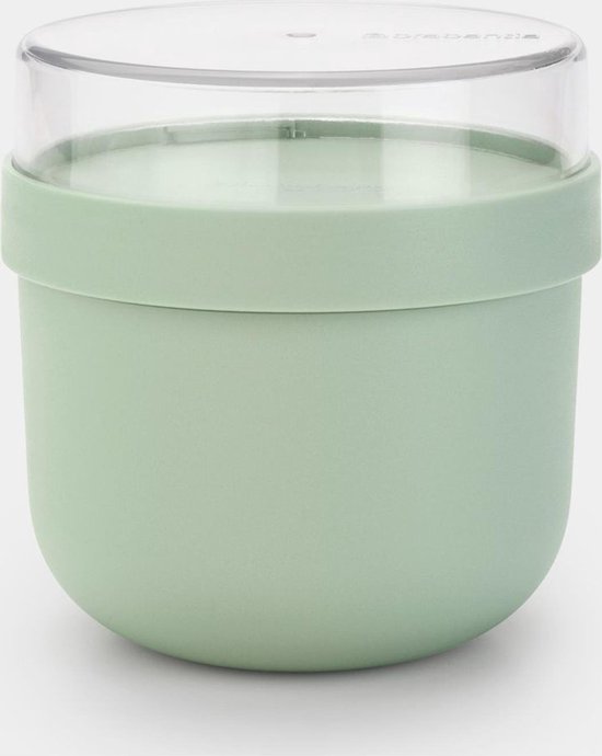 Gesloten lichtgroene yoghurdbeker met doorzichtige deksel.