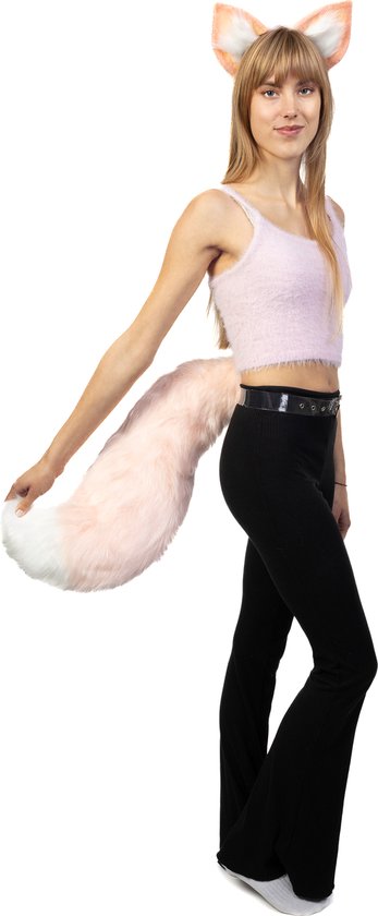 Een vrouw met een roze pluizige crop top en zwarte broek draagt een roze en witte pluizige vos-staart en oren.