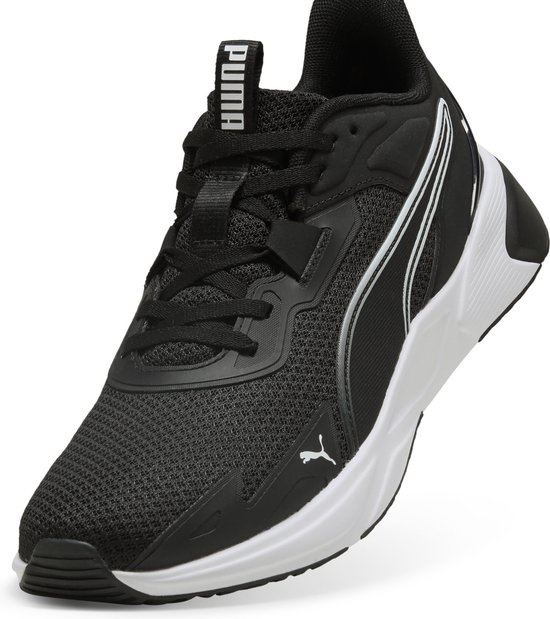 Zwarte PUMA sportschoen met witte zool, zilveren accenten en PUMA logo.