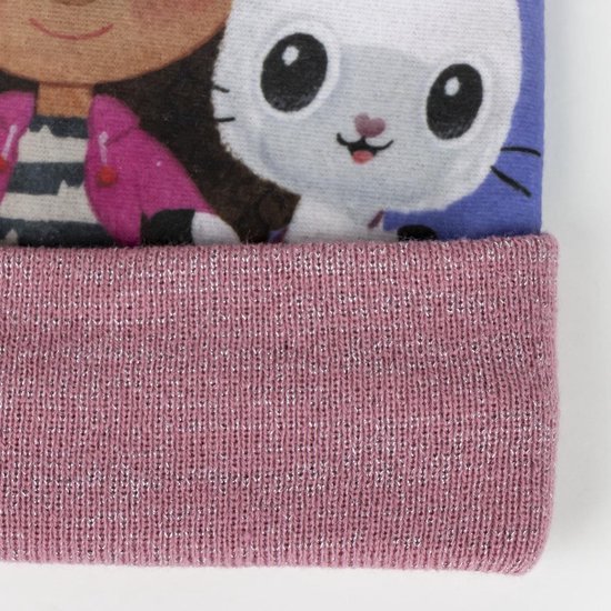 Roze gebreide muts met glitters, met opdruk van Gabby en katten.