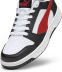 Witte Puma sneaker met zwarte en rode accenten, met perforaties op de neus.