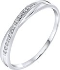 Een gedraaide zilverkleurige ring met zirkonia.