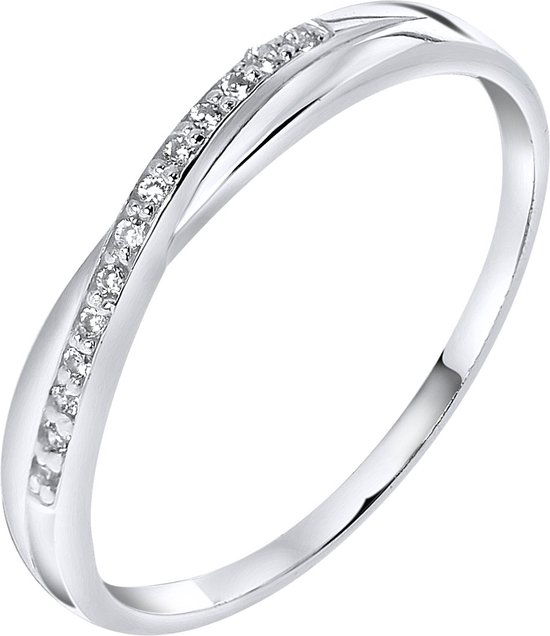 Een gedraaide zilverkleurige ring met zirkonia.