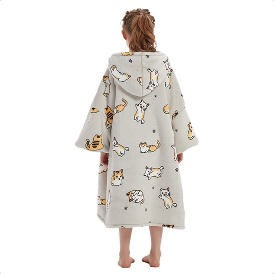 Achterkant van een jong meisje met grijze hoodie deken met kattenprint.