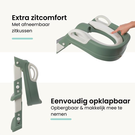 Een hand vouwt een groene WC verkleiner met witte accenten met afneembaar zitkussen.