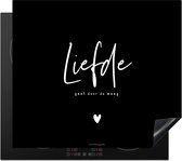 KitchenYeah® Inductie beschermer 60x52 cm - Zwart - Quote - Liefde gaat door de maag - Kookplaataccessoires - Afdekplaat voor kookplaat - Inductiebeschermer - Inductiemat - Inductieplaat mat - Keuken decoratie