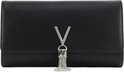 Zwarte Valentino Bags clutch met zilveren V-logo en franjehanger, voorkant.