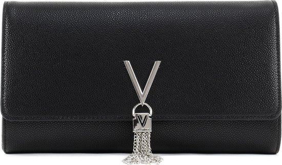 Zwarte Valentino Bags clutch met zilveren V-logo en franjehanger, voorkant.