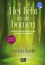 Boek 'Het licht in de bomen' van Patricia Koelle. Grote letter uitgave met een bos op de cover.