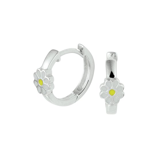 Twee zilverkleurige oorringen met witte bloemen en gele kernen.