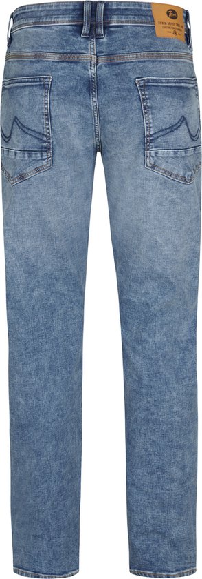 Achterkant van een rechtopstaande lichtblauwe jeans met een licht verweerde wassing. De jeans heeft decoratieve stiksels op de achterzakken.