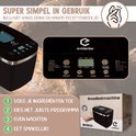 Zwarte broodmachine, open deksel, brood in de vorm. Bedieningspaneel met 14 programma's. Close-up van verpakking.