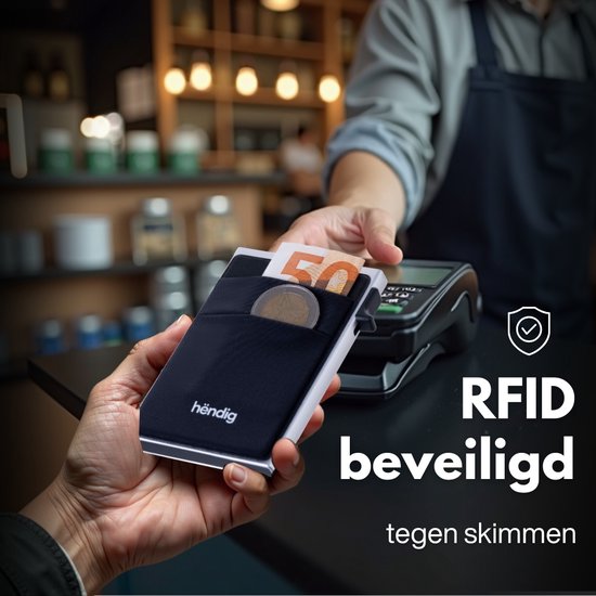Hand met Hëndig pasjeshouder betaalt met briefgeld en munten, RFID beveiligd.