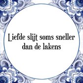 Tegeltje met Spreuk (Tegeltjeswijsheid): Liefde slijt soms sneller dan de lakens + Kado verpakking & Plakhanger