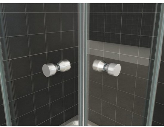 Gros plan sur deux poignées de porte de douche rondes, de couleur argent, avec une finition métallique brossée, placées sur des portes vitrées sur fond de carreaux noirs.