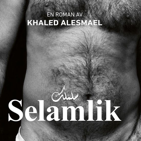 Livre "Selamlik" de Khaled Alesmael, avec une image en noir et blanc d'un torse masculin poilu. Texte : EN ROMAN AV KHALED ALESMAEL, Selamlik.