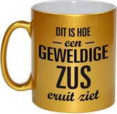 Dit is hoe een geweldige zus eruitziet cadeau koffiemok / theebeker - goudkleurig - 330 ml - verjaardag / bedankje