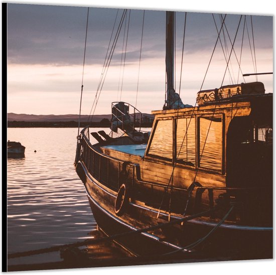 Dibond –Boot in de Haven bij Zonsondergang– 50x50 Foto op Aluminium (Met ophangl)