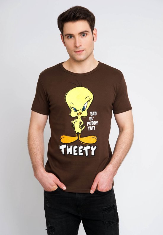 In bad met een t-shirt