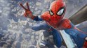 Spider-Man in rood en blauw pak maakt V-teken met vingers, vliegend tussen gebouwen.