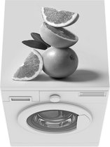 Wasmachine beschermer mat - Verse grapefruit gestapeld tegen lichtblauwe achtergrond - zwart wit - Breedte 60 cm x hoogte 60 cm