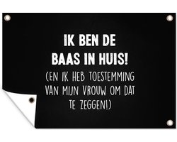 Tuinposter 120x80 cm - Tuindecoratie Wit - Spreuken - Quotes - 'Ik ben de baas in huis' - Poster voor in de tuin - Buiten decoratie - Schutting tuinschilderij - Tuindoek muurdecoratie - Wanddecoratie balkondoek